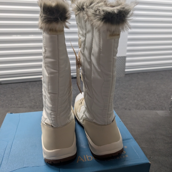 Women's White Winter Boots with Faux Fur - Picture 3 of 3